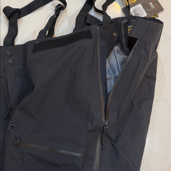 🎿Mountain Hardwear Gore-Tex Pro Pants. For your winter weather activities.
⛷️🏂 - Picture 15 of 16